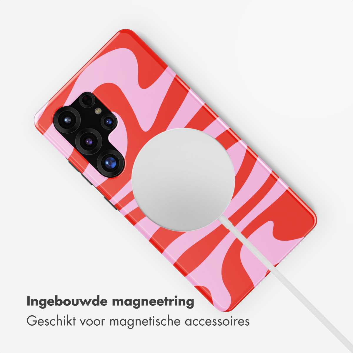 Rode telefoonhoes met roze golvend patroon, ingebouwde magneet en witte oplaadkabel.