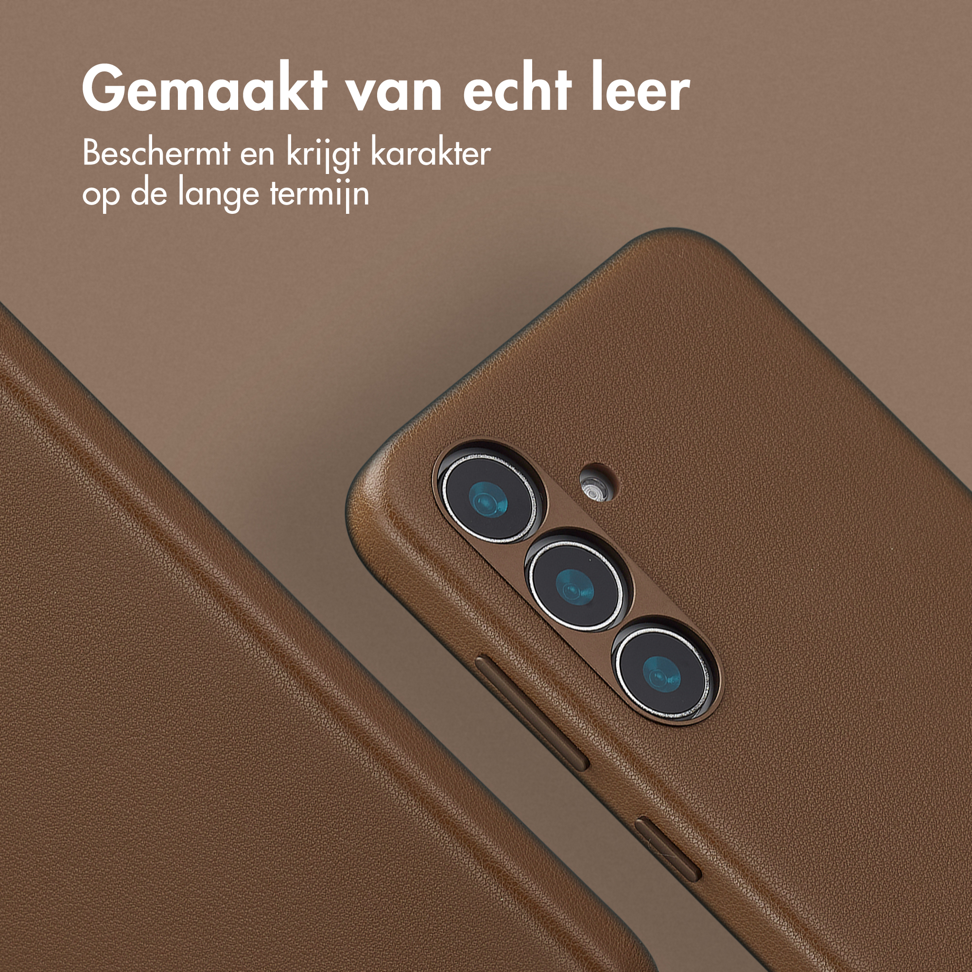 Bruine lederen telefoonhoes met drie camera's en flitser.
