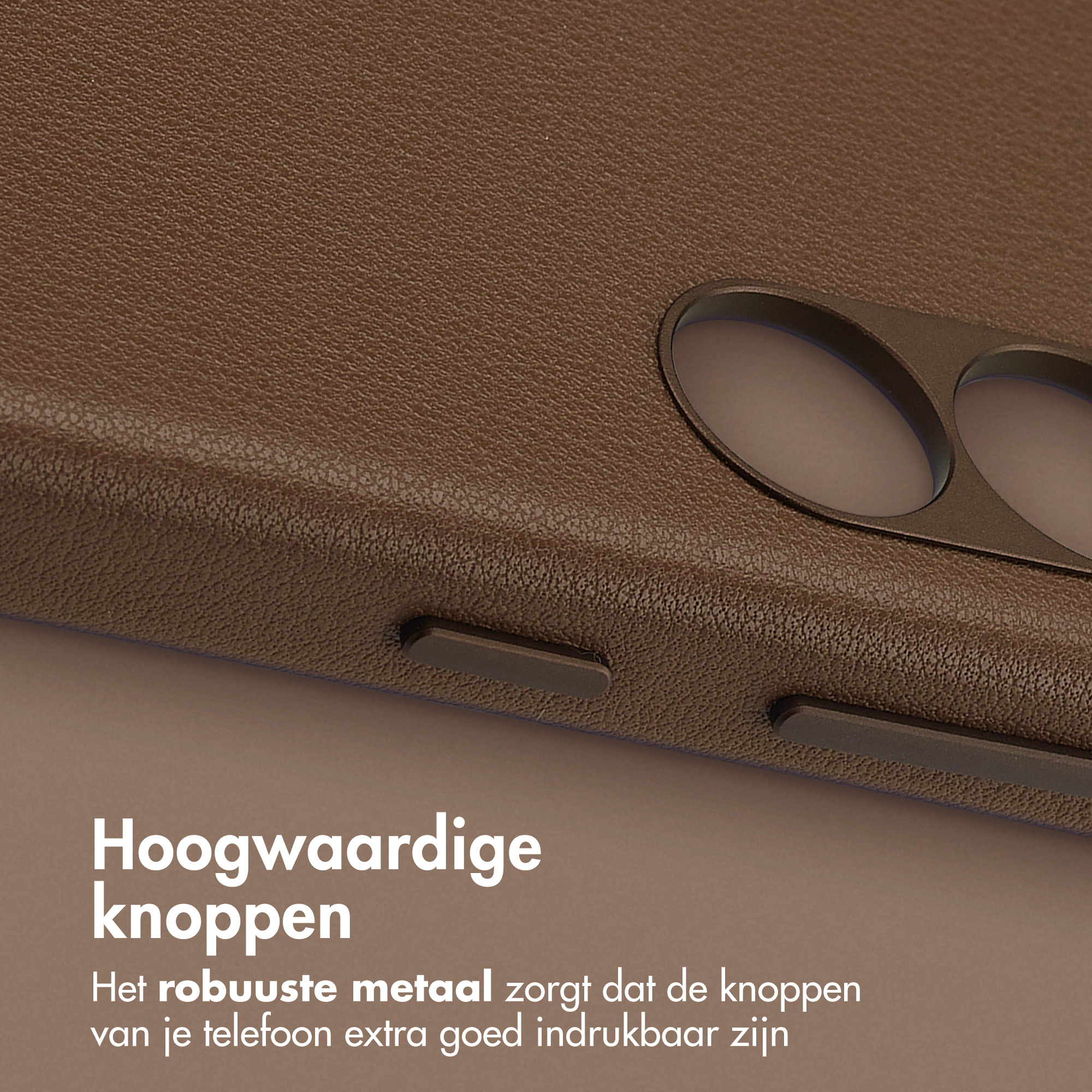 Bruine telefoonhoes met metalen knoppen en gestructureerd oppervlak.