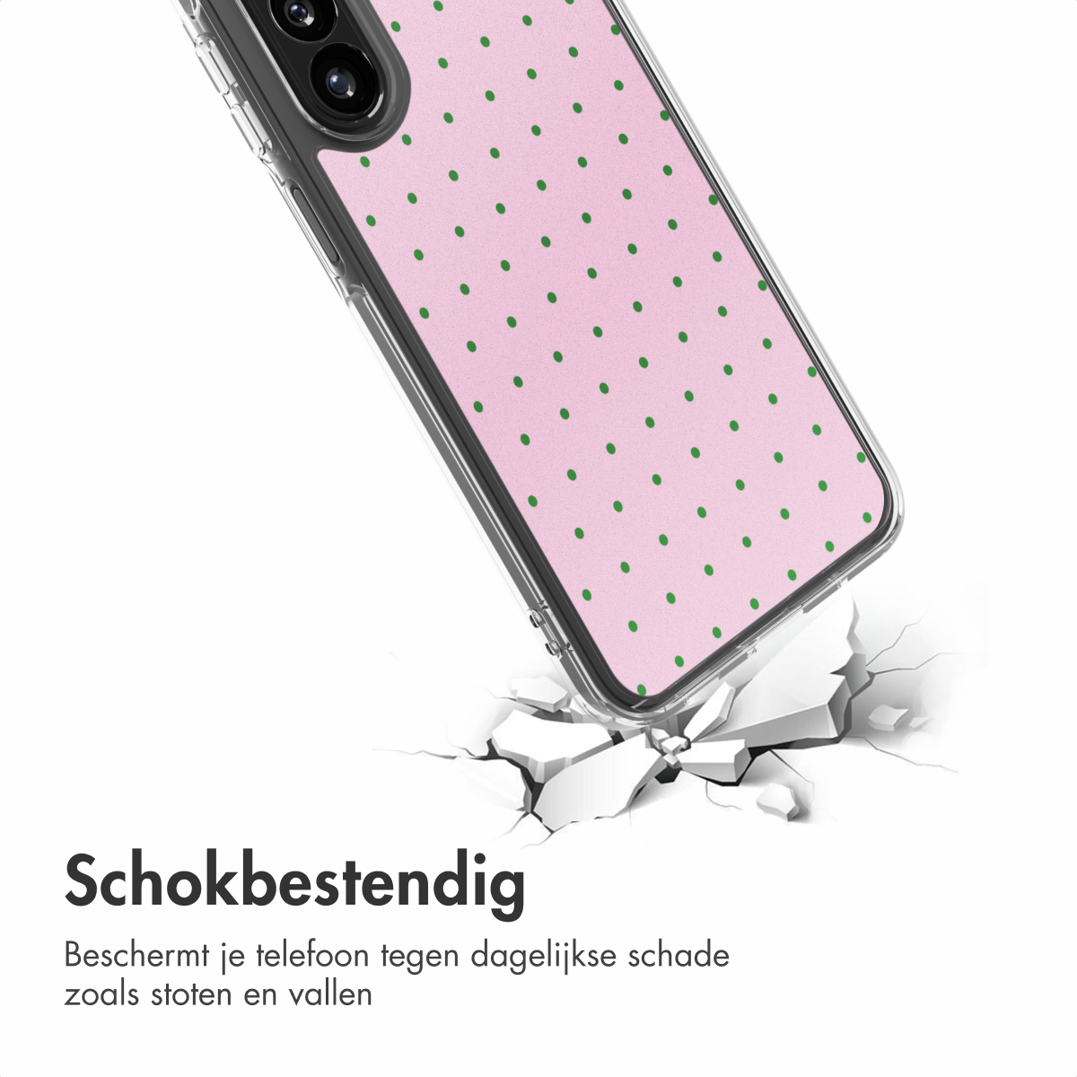Een roze telefoonhoesje met groene stippen valt op witte grond.