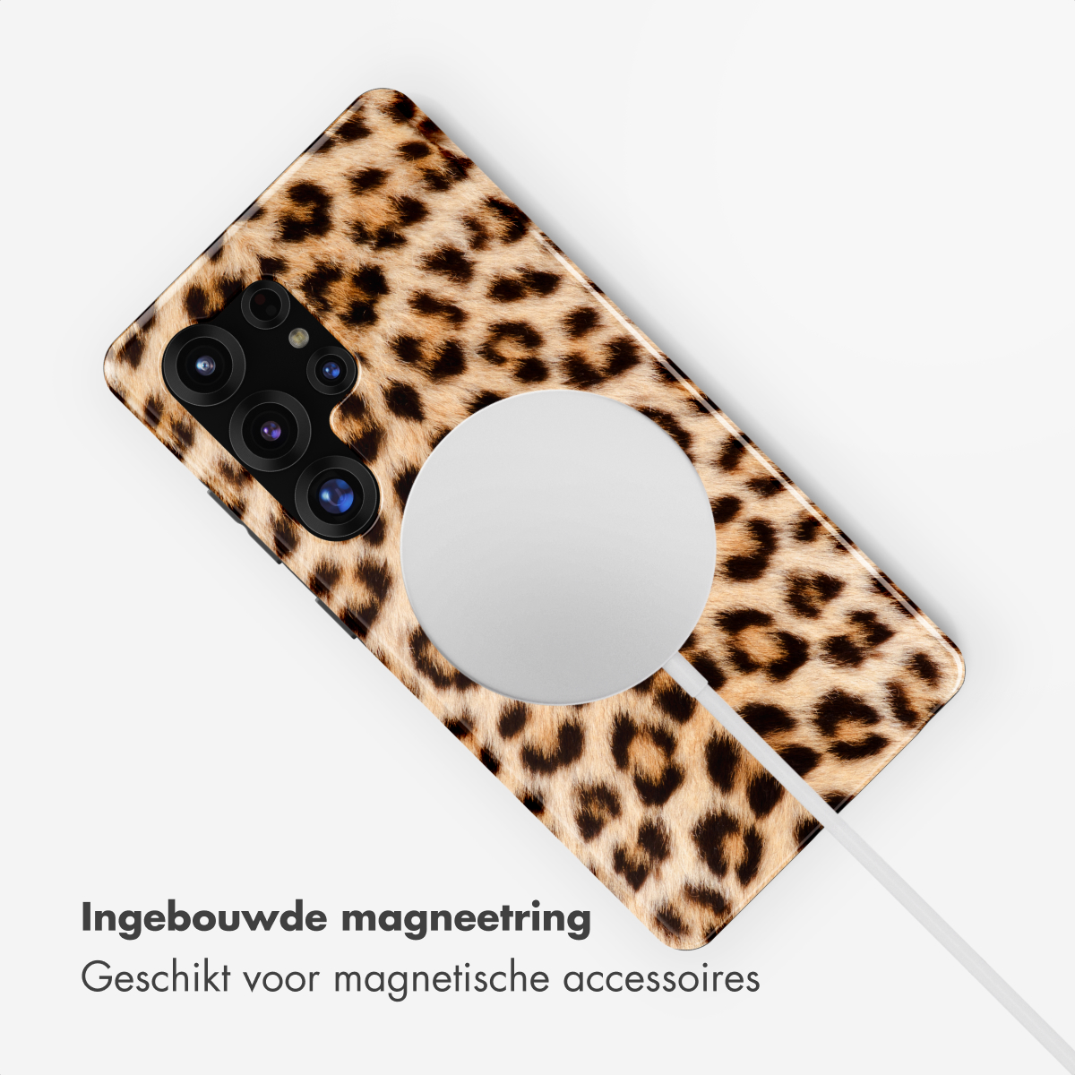 Telefoonhoes met luipaardprint, magneetring en kabel op witte achtergrond.