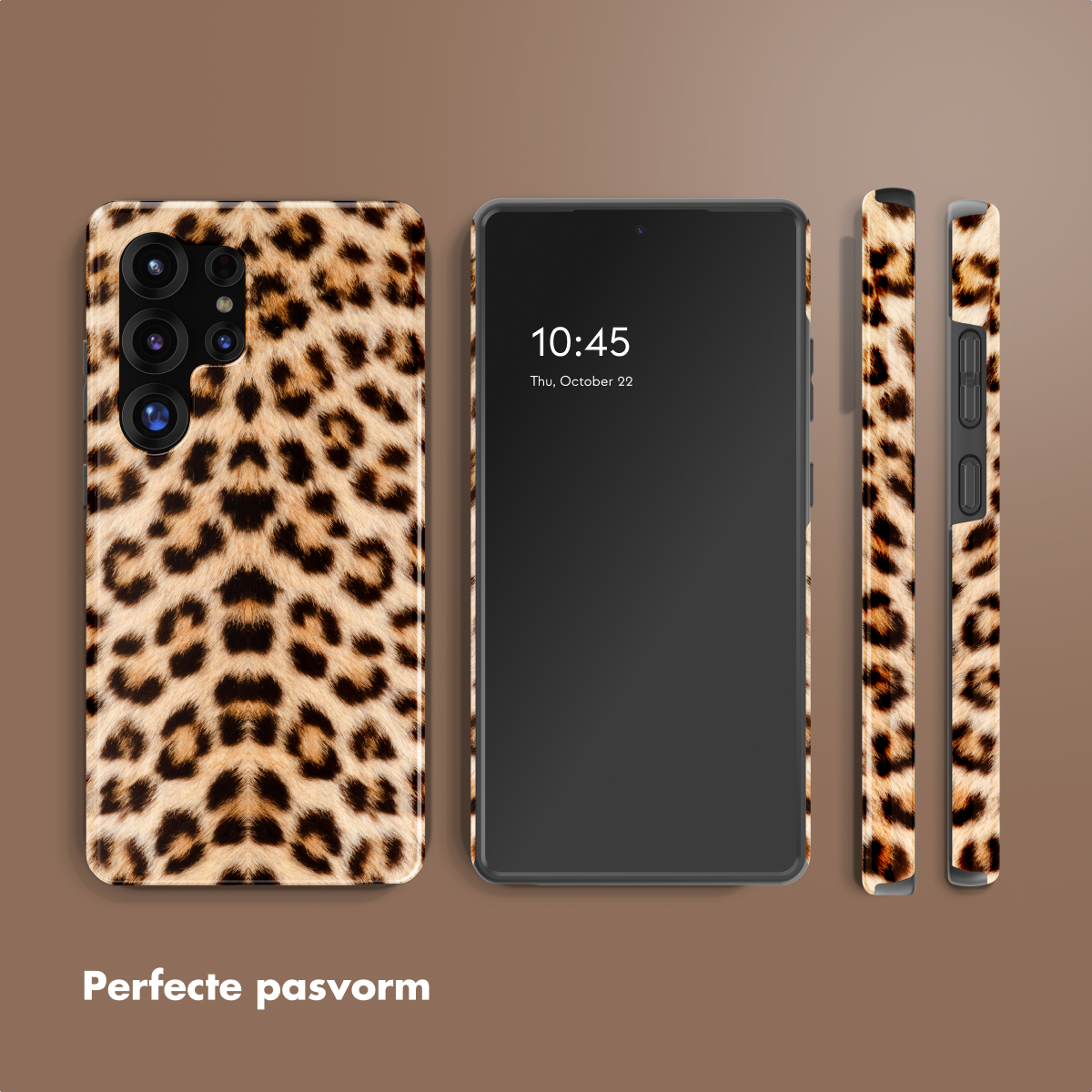 Telefoonhoesje met luipaardprint naast een smartphone met zwart scherm.