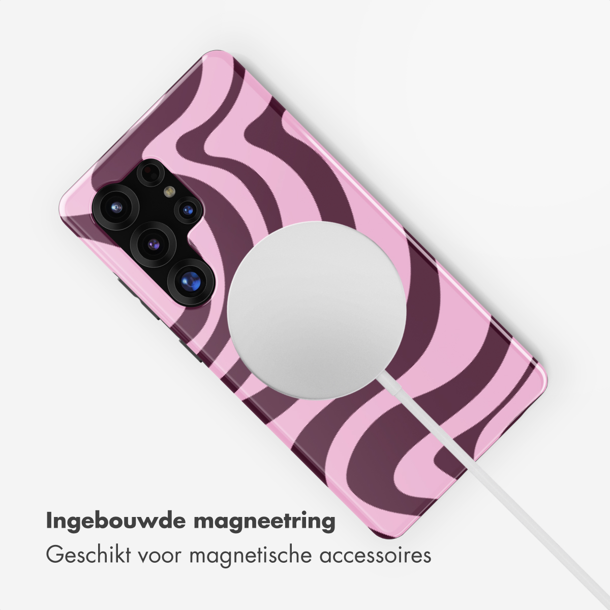 Roze en paarse telefoonhoes met golvend patroon en laadring.