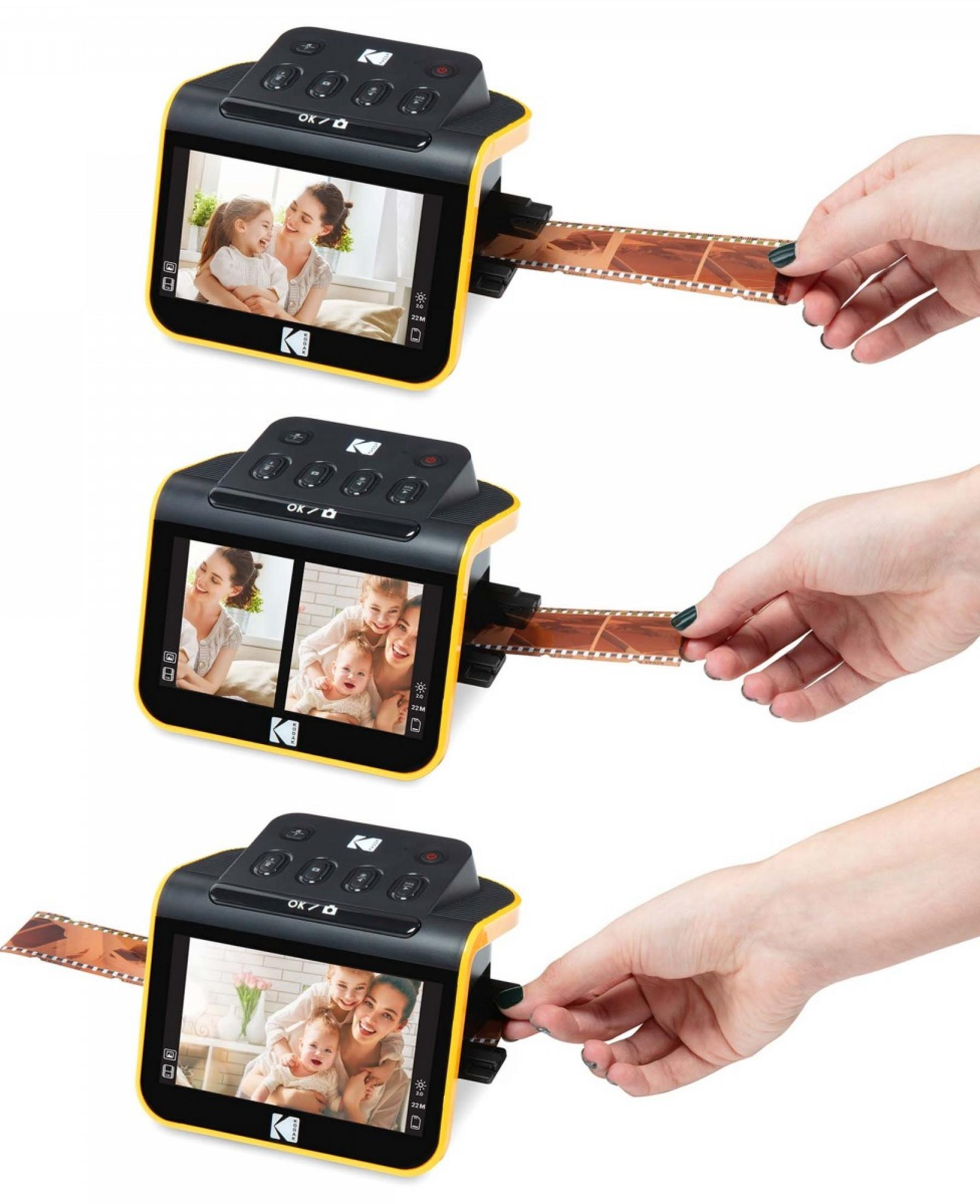 Eine Hand führt einen Filmstreifen in einen gelben Kodak-Scanner ein, der ein Familienfoto zeigt.