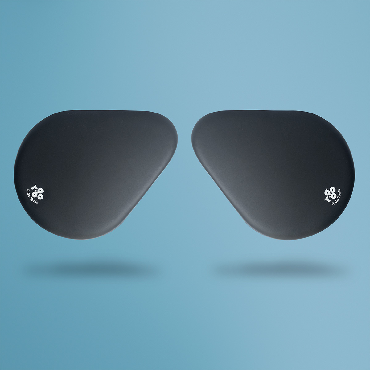 Deux objets sombres, réniformes, avec logos sur fond bleu.