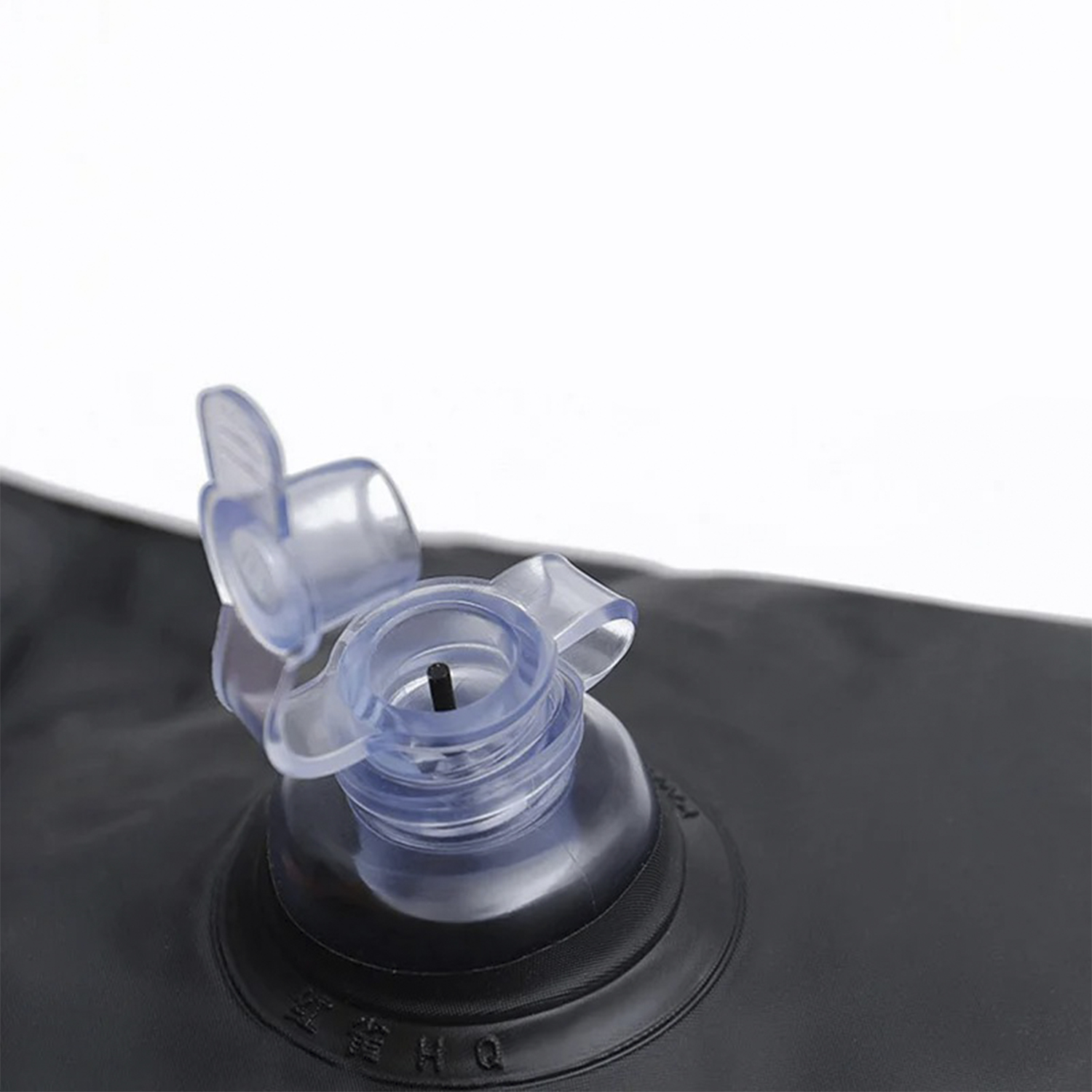Una valvola gonfiabile in plastica trasparente su materiale nero.