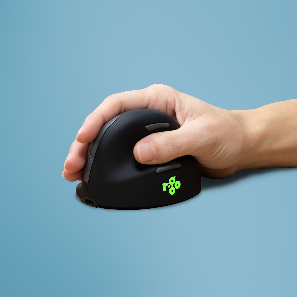 Eine Hand hält eine vertikale schwarze Computermaus mit grünem Logo auf blauem Hintergrund.