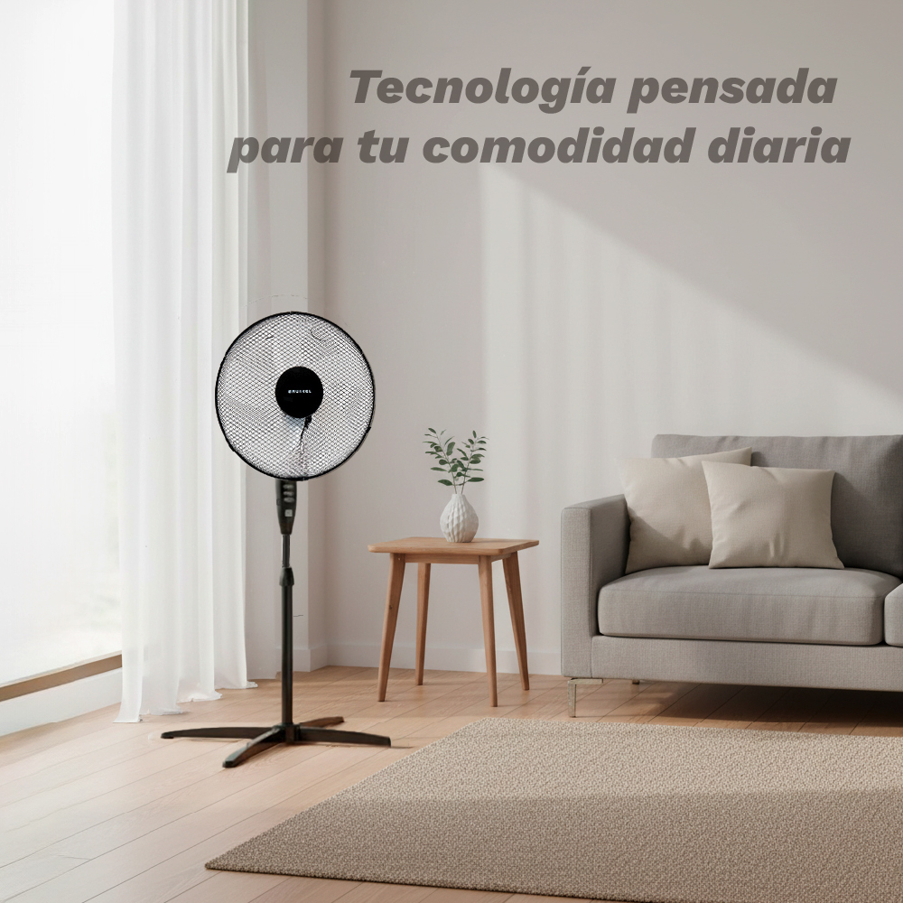Un ventilador de pie negro junto a un sofá y una mesa auxiliar con jarrón.