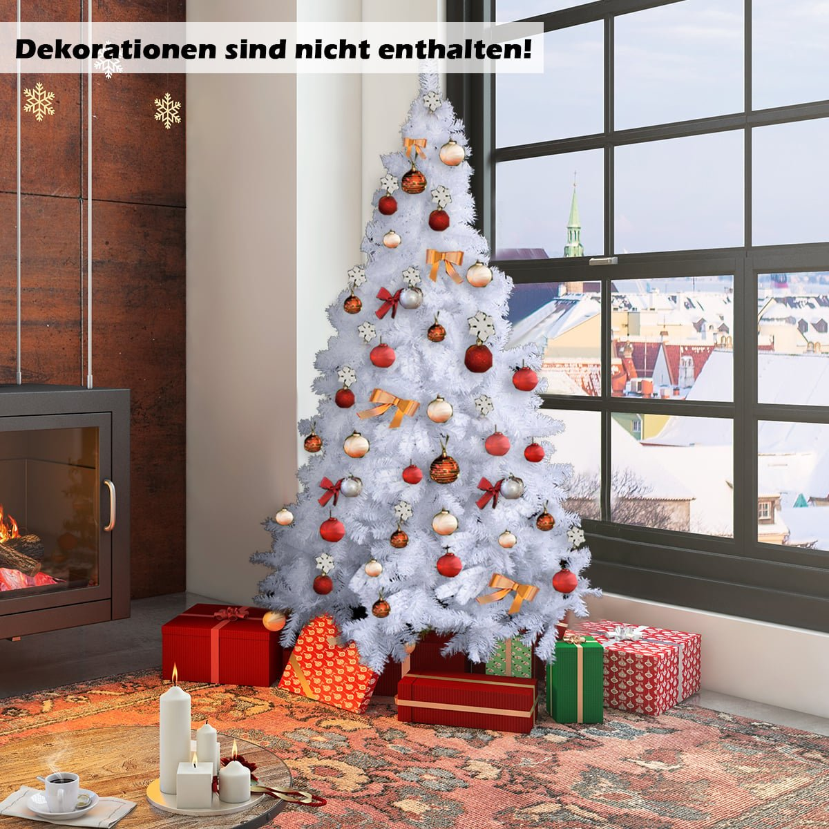 Een witte kerstboom met rode en gouden ballen naast een open haard.
