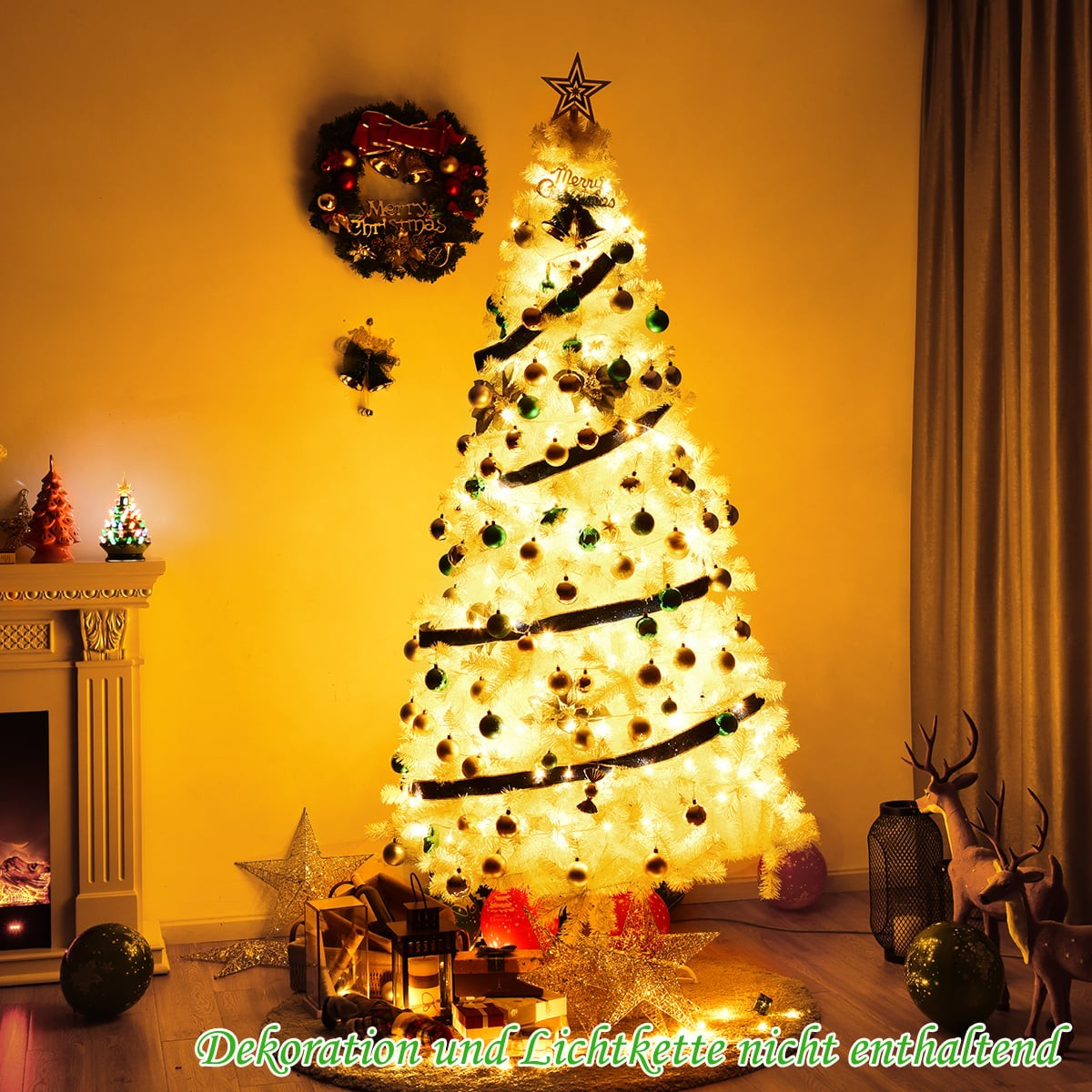 Een witte kerstboom versierd met lampjes en groene ornamenten.