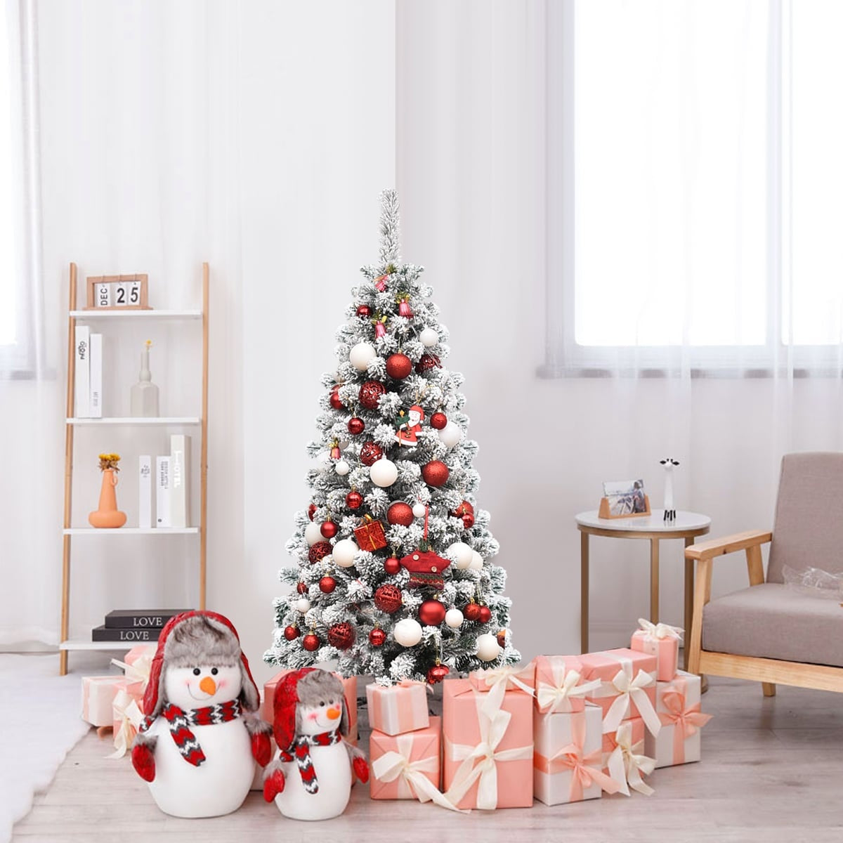 Een versierde kerstboom met rode en witte ballen, geflankeerd door sneeuwpoppen en cadeaus.