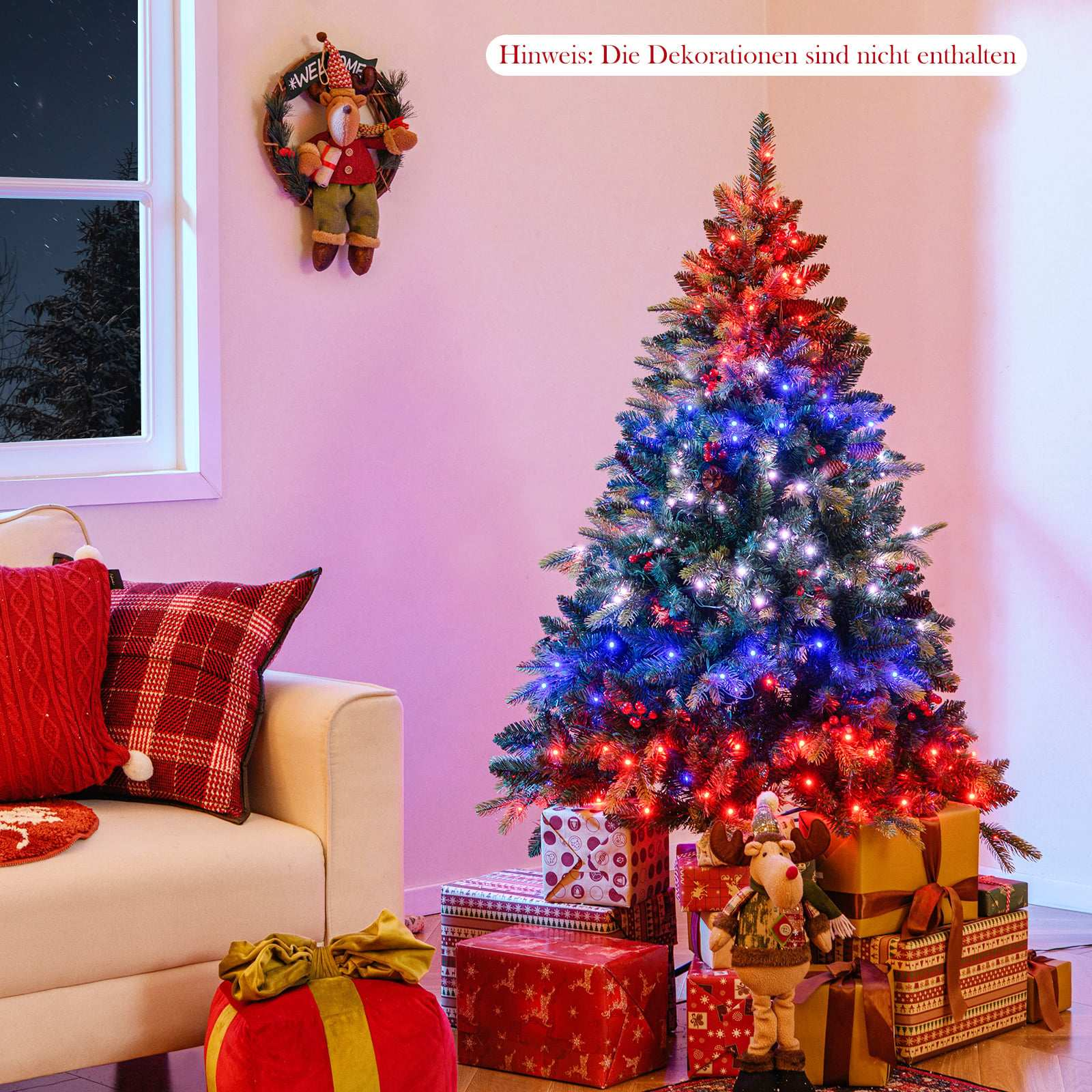 Een versierde kerstboom met rode en blauwe lampjes staat op cadeaus.