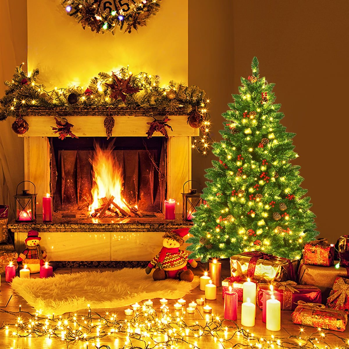 Een open haard met brandend vuur, versierd met slingers en lampjes, en een kerstboom.
