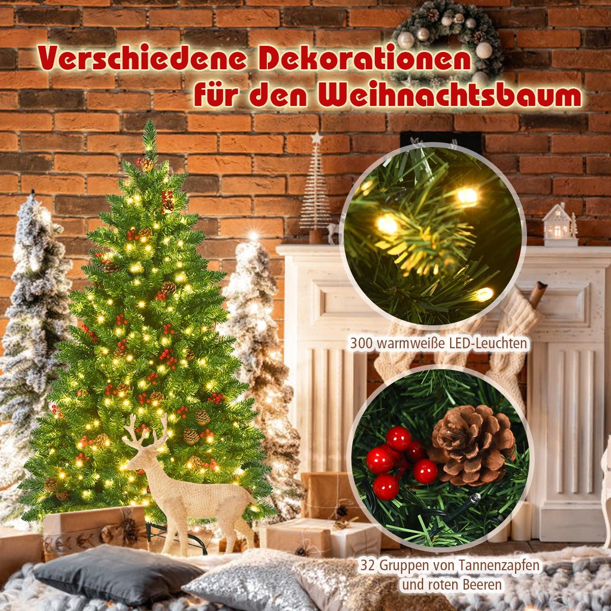 Een kerstboom met lampjes en een rendierfiguur, naast decoraties met dennenappels.