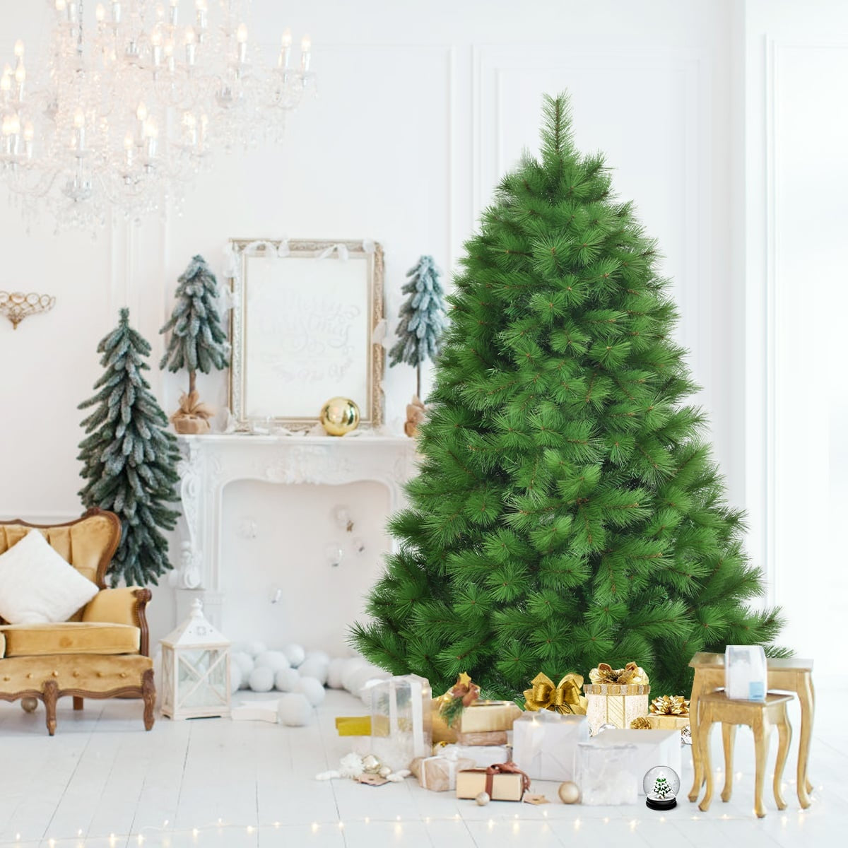 Een grote kerstboom staat op de voorgrond, omringd door cadeaus. Een open haard en fauteuil op de achtergrond.