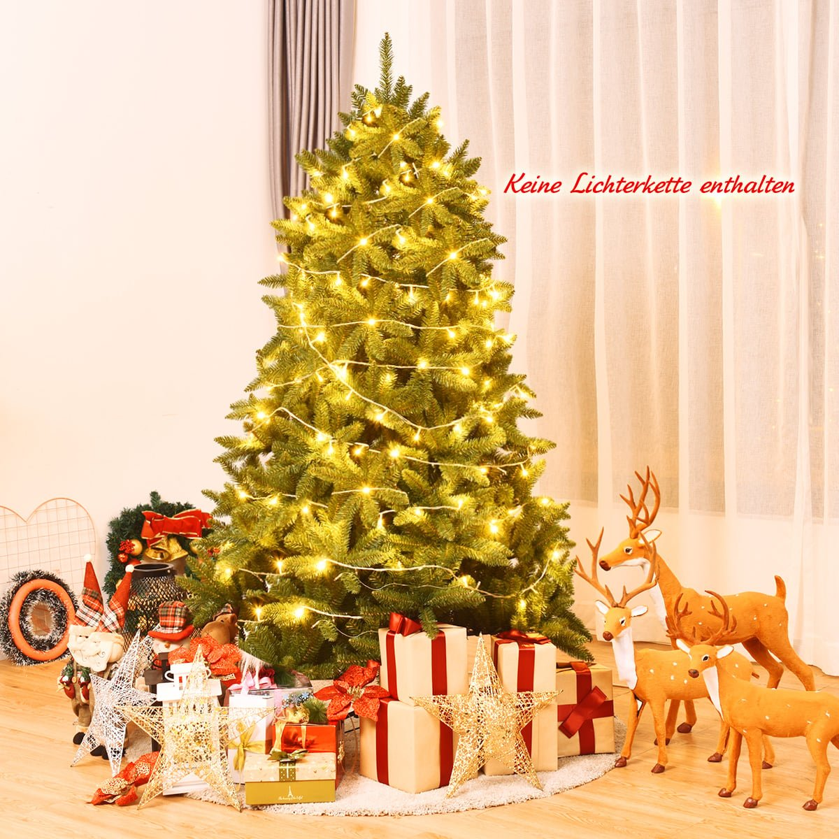 Een versierde kerstboom met cadeaus en hertenfiguren.