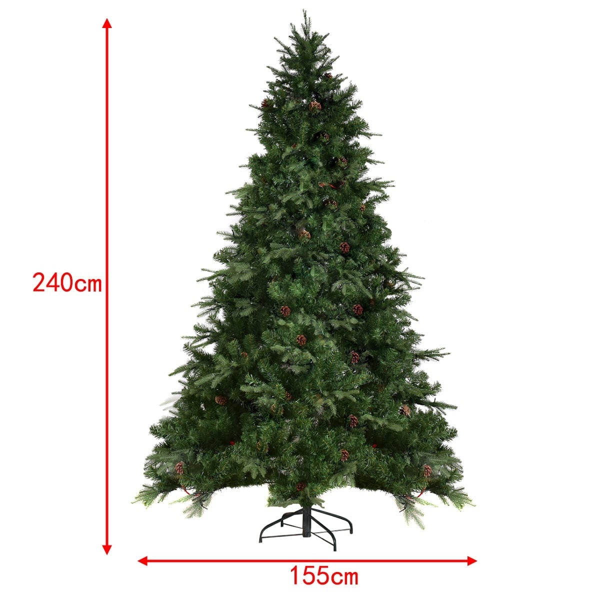 Een 240 cm hoge kunstkerstboom, 155 cm breed, met dennenappels.