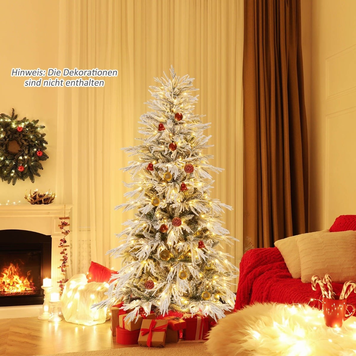Een versierde kerstboom met lampjes en cadeaus naast een open haard.