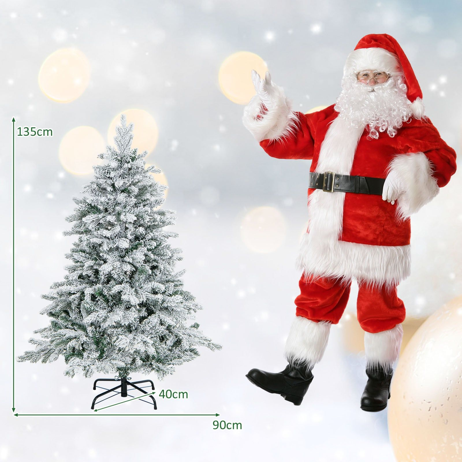 Een kerstman in het rood staat naast een 135 cm hoge, besneeuwde boom.