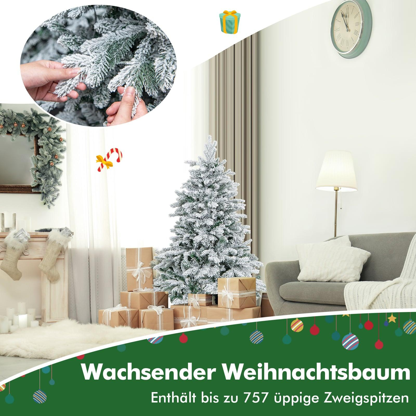 Een besneeuwde kerstboom met cadeaus en decoraties in een woonkamer.