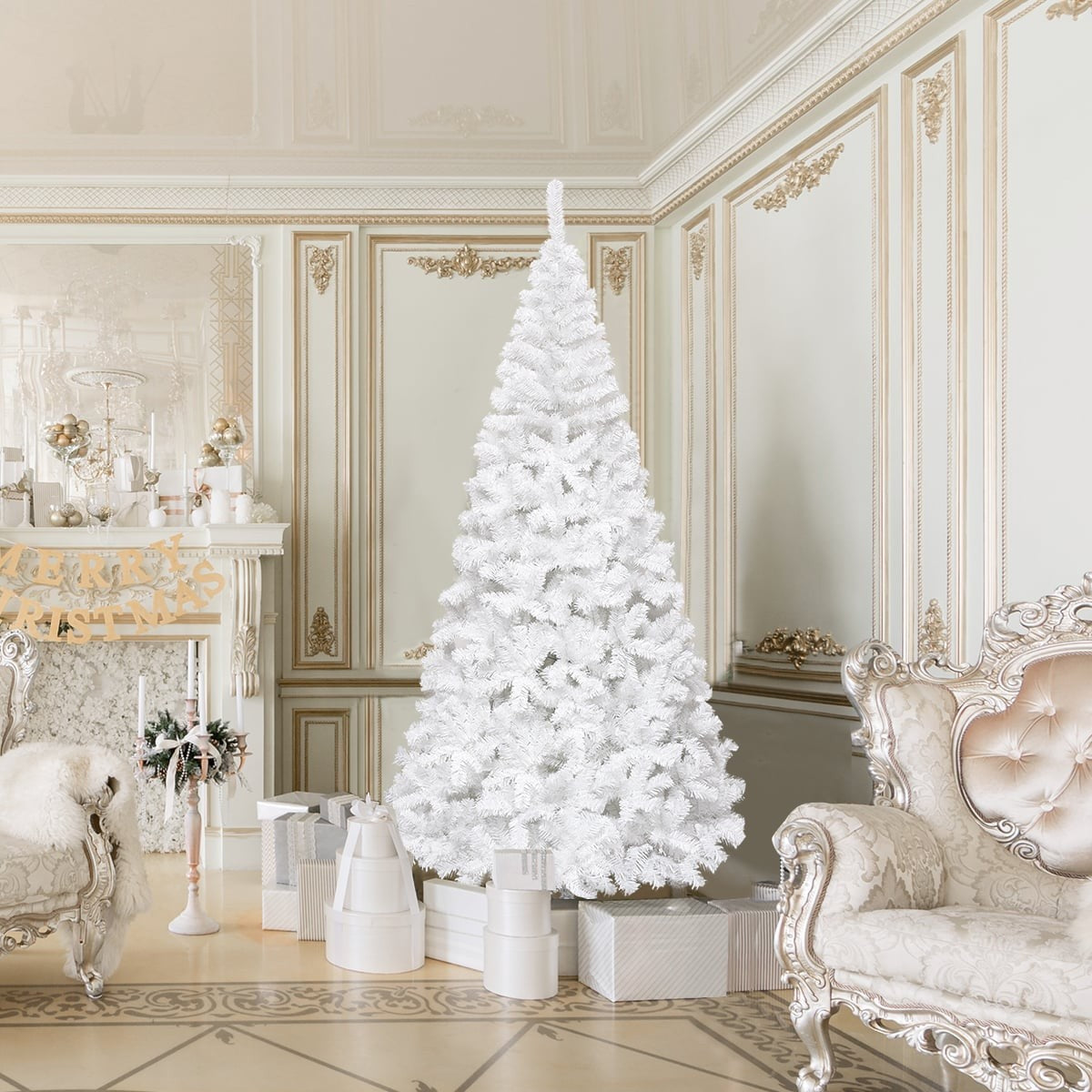 Een witte kerstboom staat in een elegante kamer met cadeaus.