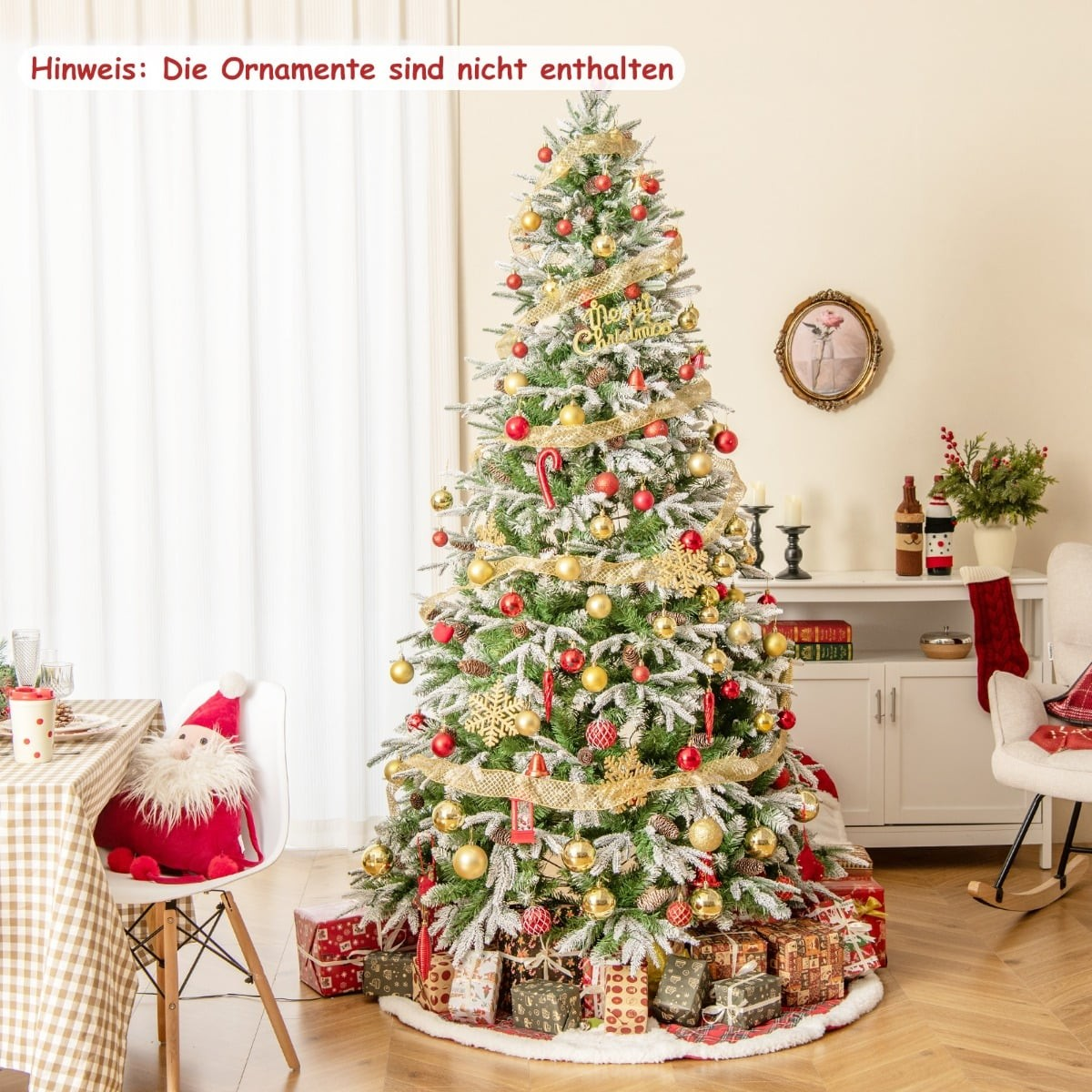 Een versierde kerstboom met rode en gouden ornamenten en cadeaus.