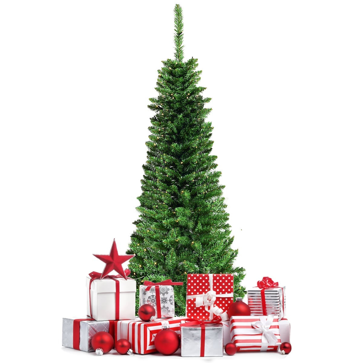 Een versierde kerstboom met cadeaus en rode ornamenten ervoor.