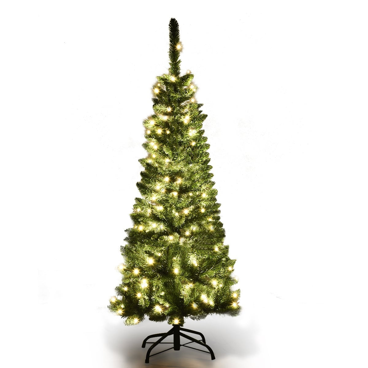 Een groene kerstboom met lampjes op een standaard tegen een witte achtergrond.