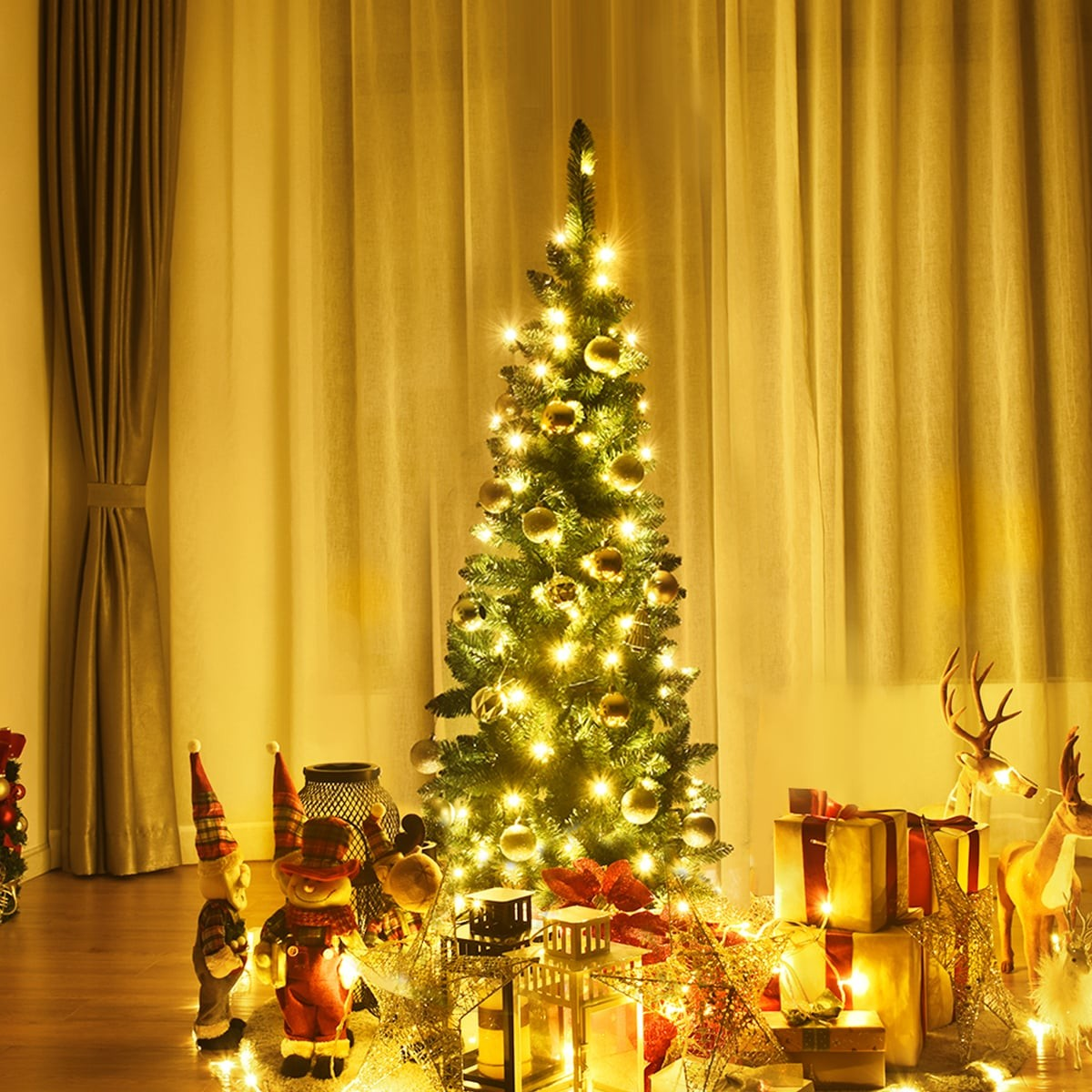 Een versierde kerstboom met lampjes, cadeaus en beeldjes.