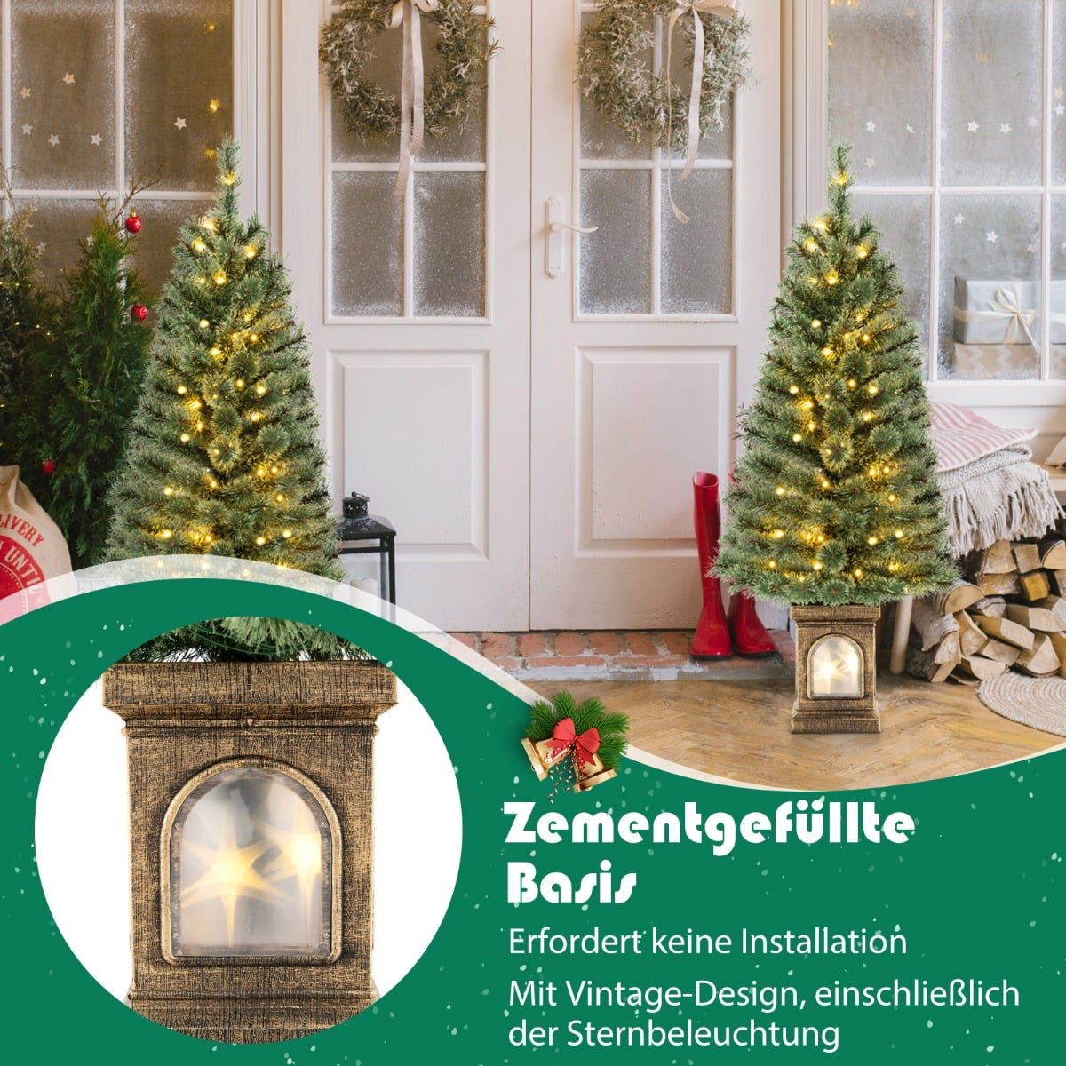 Gedecoreerde kerstbomen met lichtjes voor een deur met kransen.
