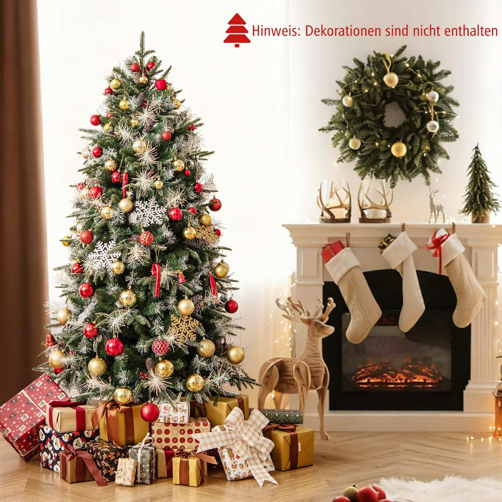 Een versierde kerstboom met cadeaus naast een open haard met kousen.