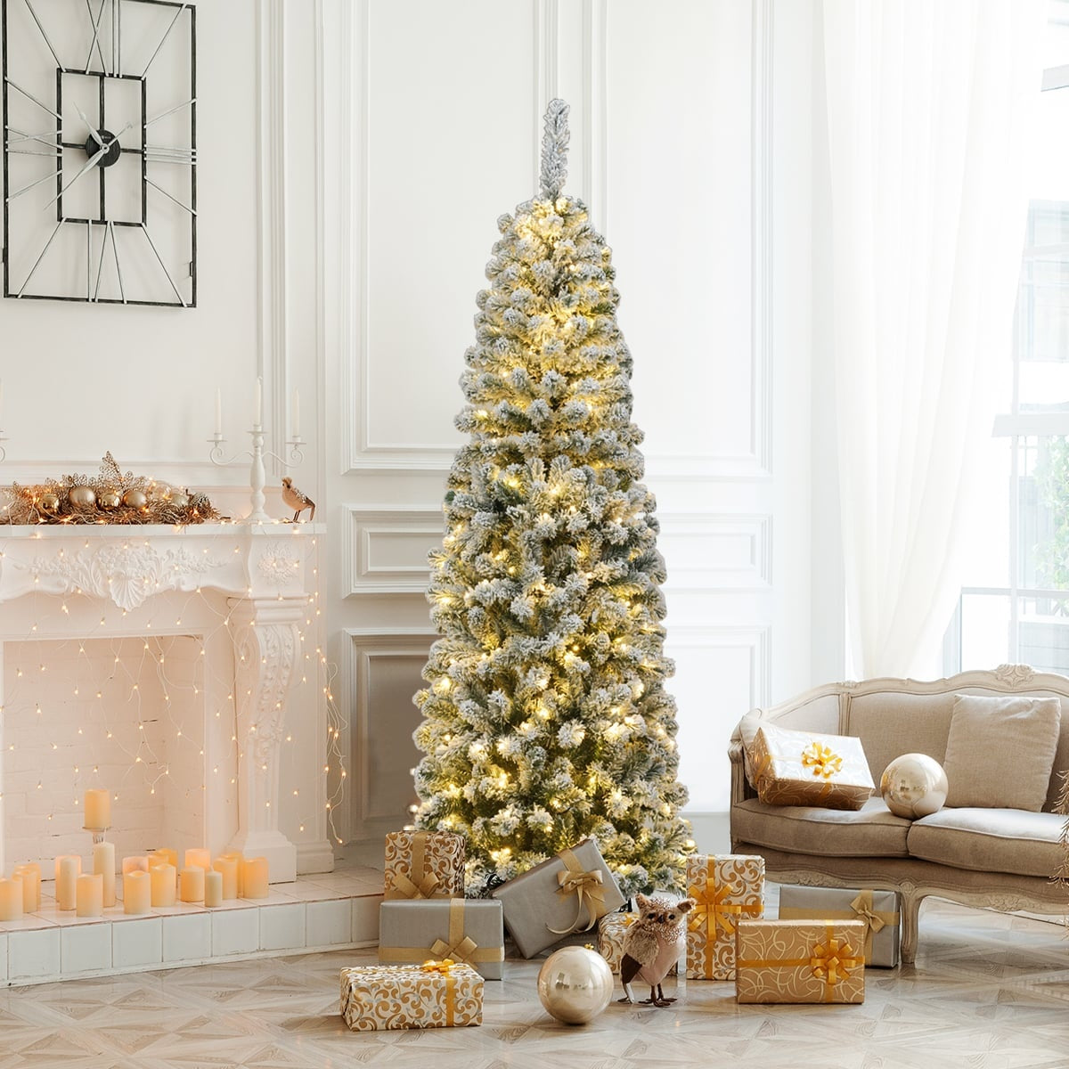 Een verlichte kerstboom met cadeaus en decoraties rond een open haard.