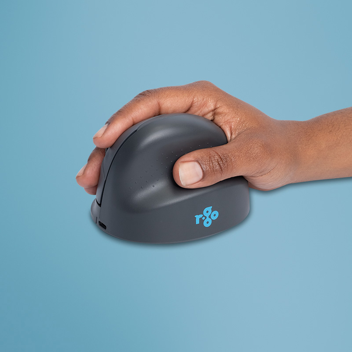 Eine Hand hält eine dunkle, ergonomische Maus mit blauem Logo auf blauem Hintergrund.