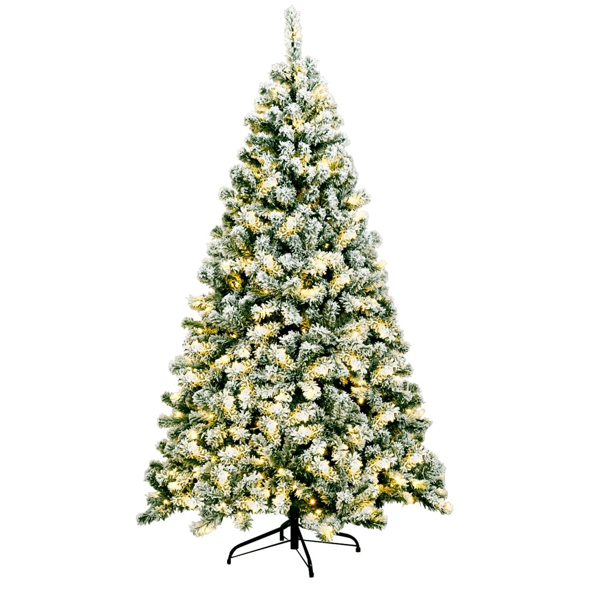 Een verlichte kerstboom met sneeuw en lampjes op witte achtergrond.