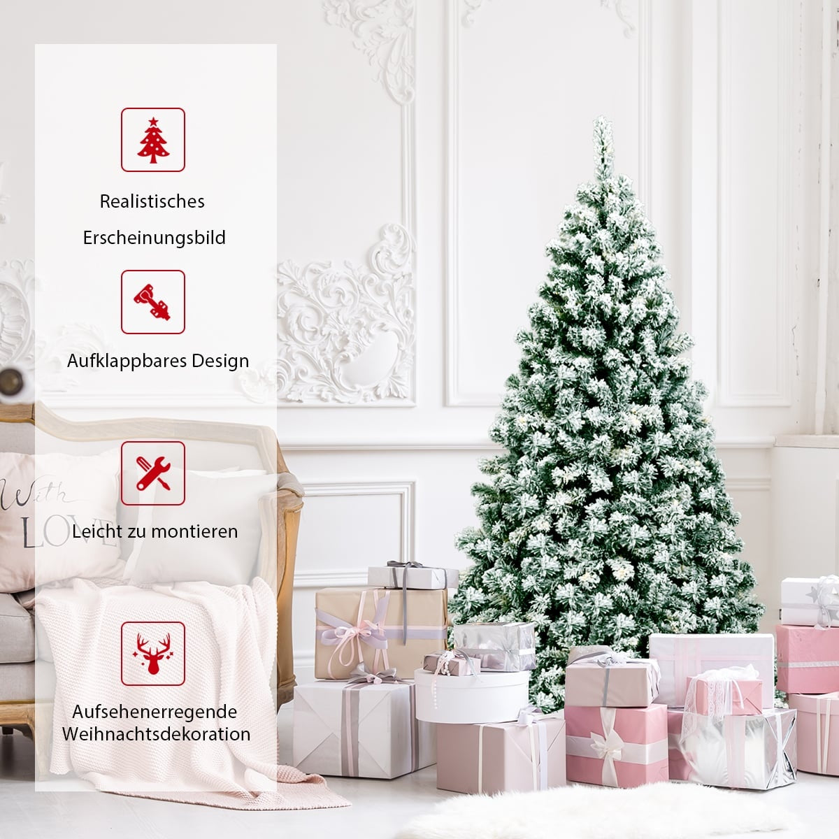 Een besneeuwde kunstkerstboom met cadeaus ervoor.