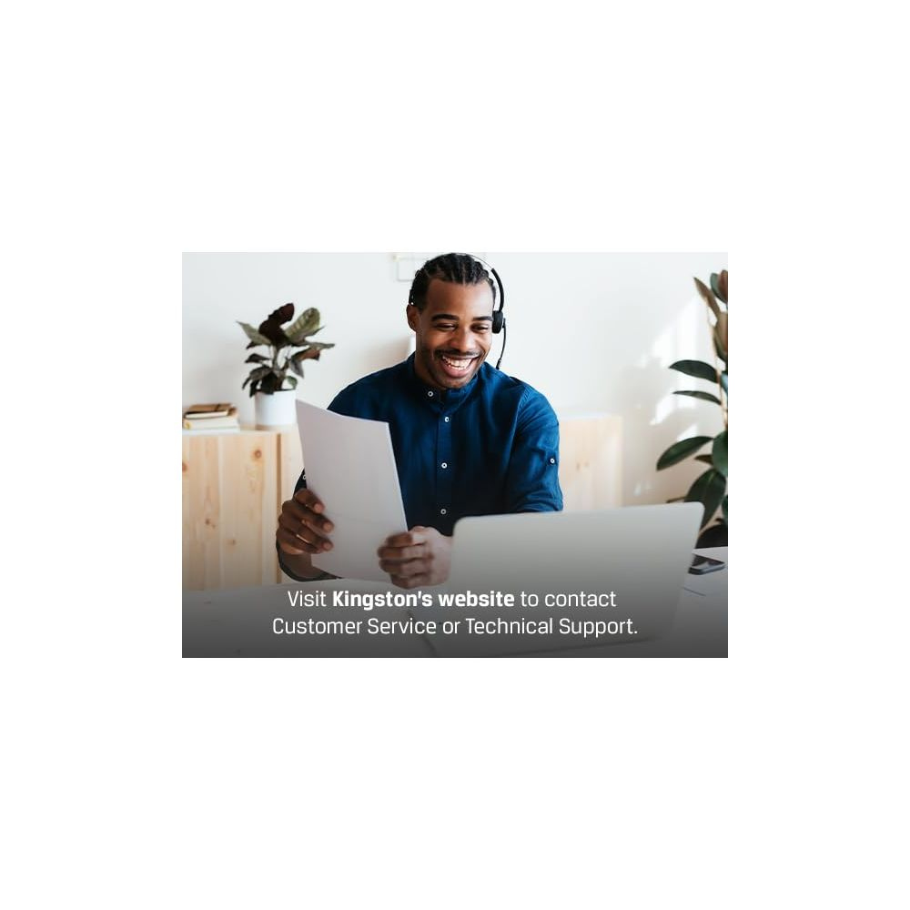 Mężczyzna w zestawie słuchawkowym czyta papiery i uśmiecha się przed laptopem.