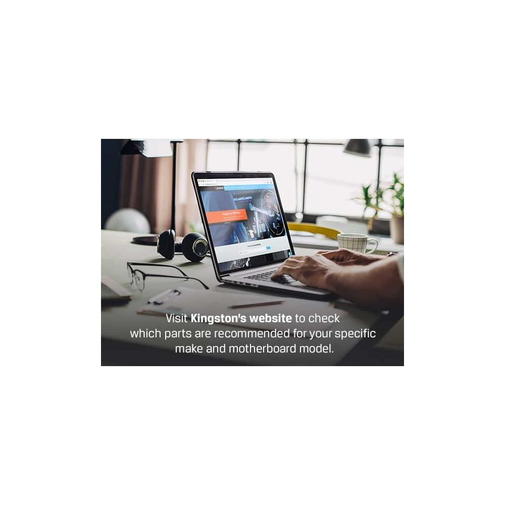 Osoba pisze na laptopie z witryną Kingston. Obok okulary i słuchawki.