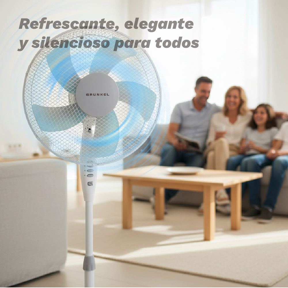 Un ventilador está en primer plano, una familia sentada en el sofá al fondo.