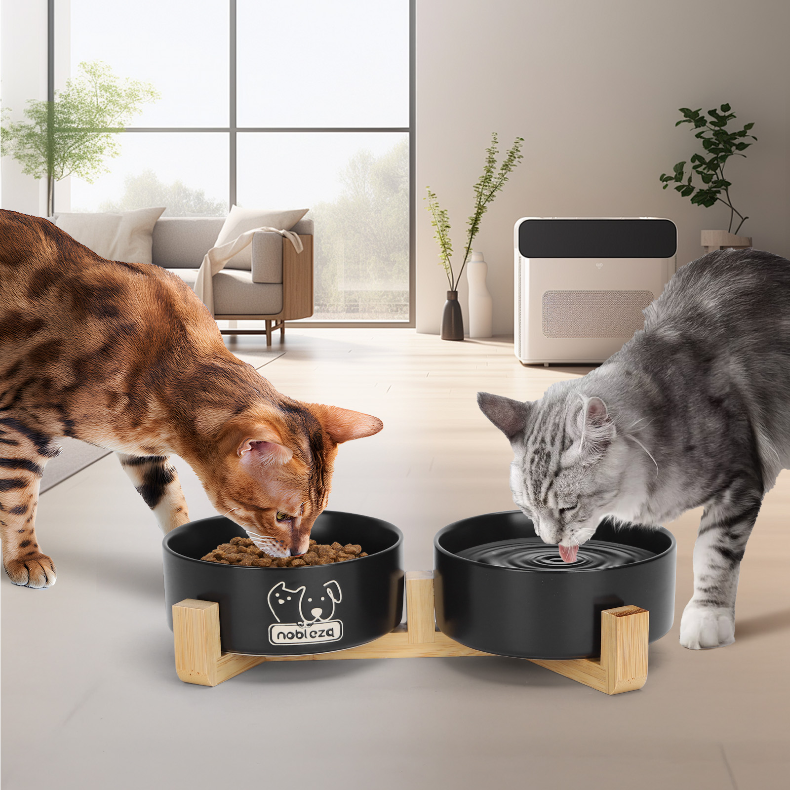 Dos gatos comen y beben de un set de cuencos elevados en una sala.