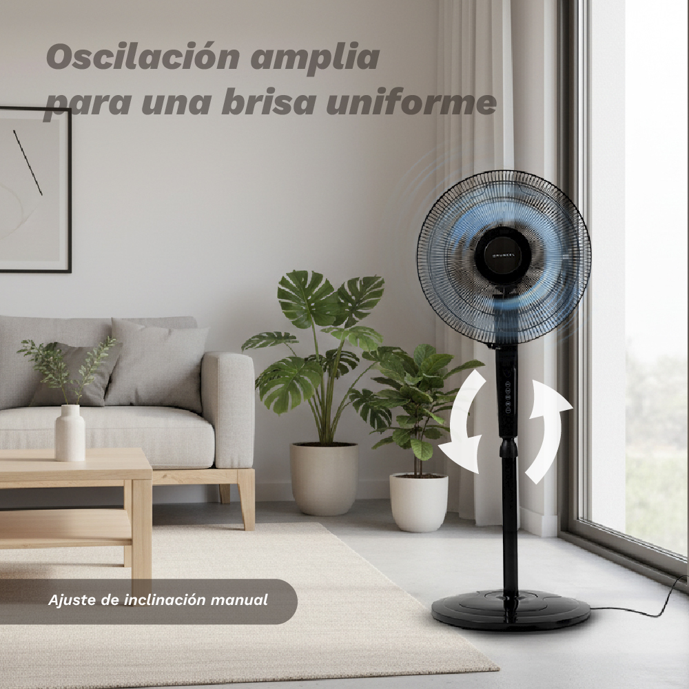 Un ventilador de pie negro en una sala de estar con sofá y plantas.