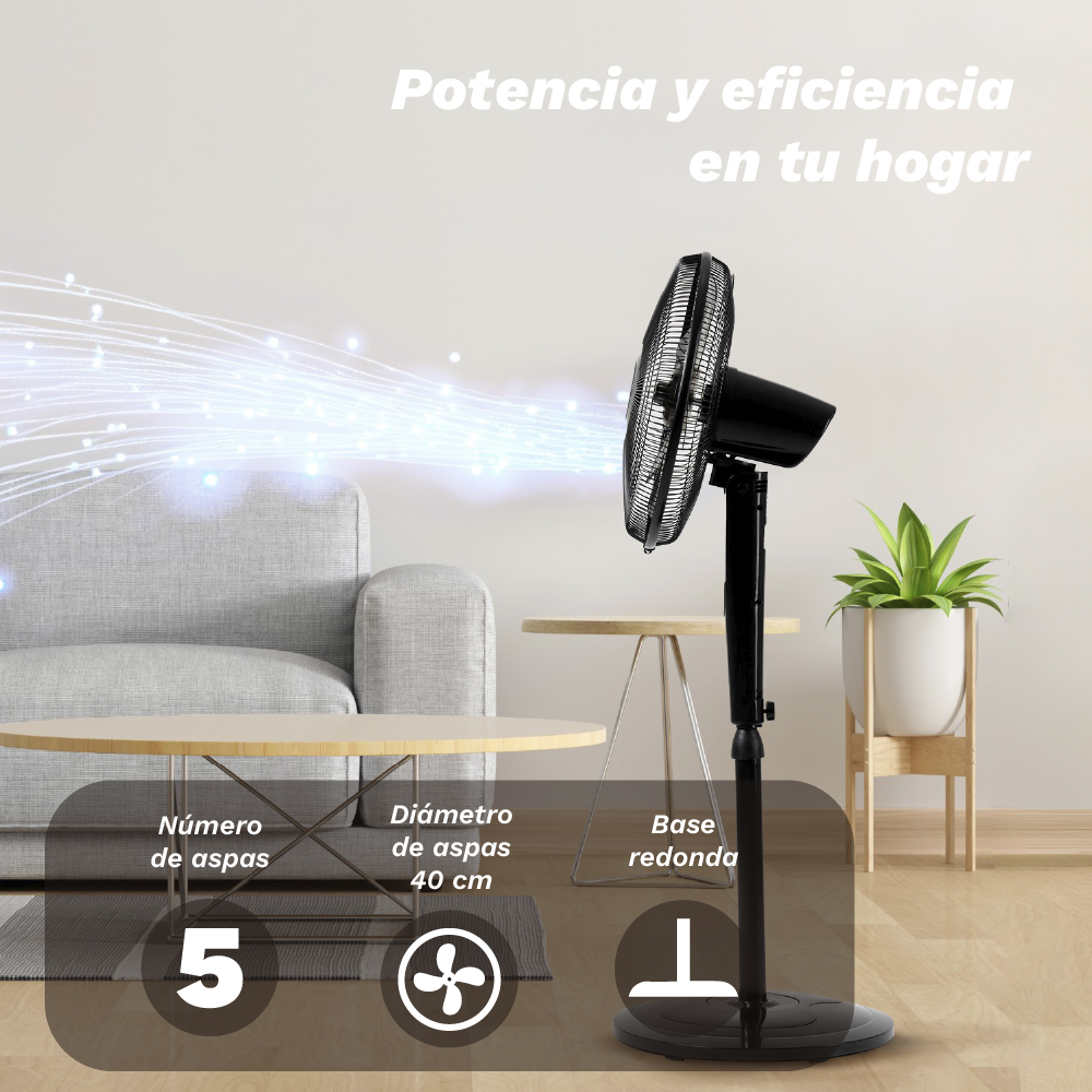Un ventilador de pie negro está en una sala de estar junto a un sofá y una mesa.