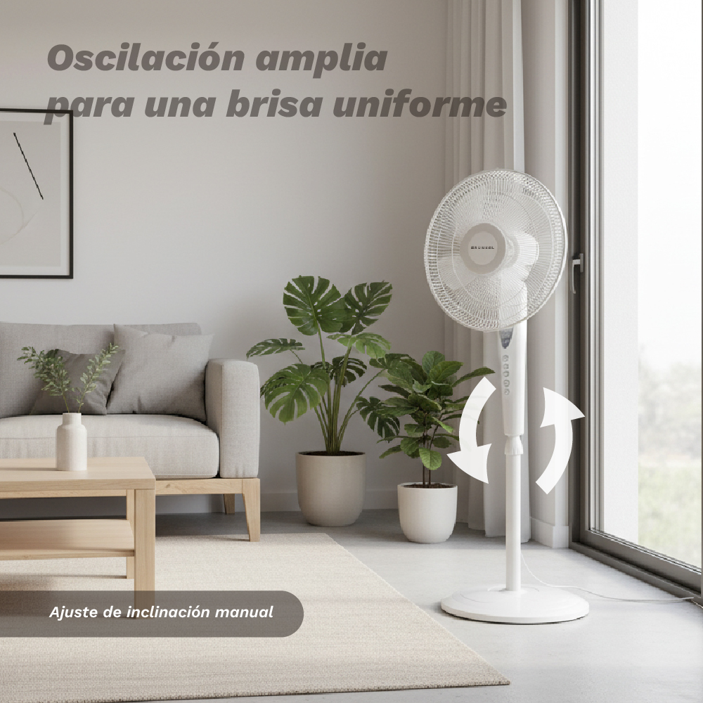 Un ventilador de pie blanco oscilante está en una sala con plantas.