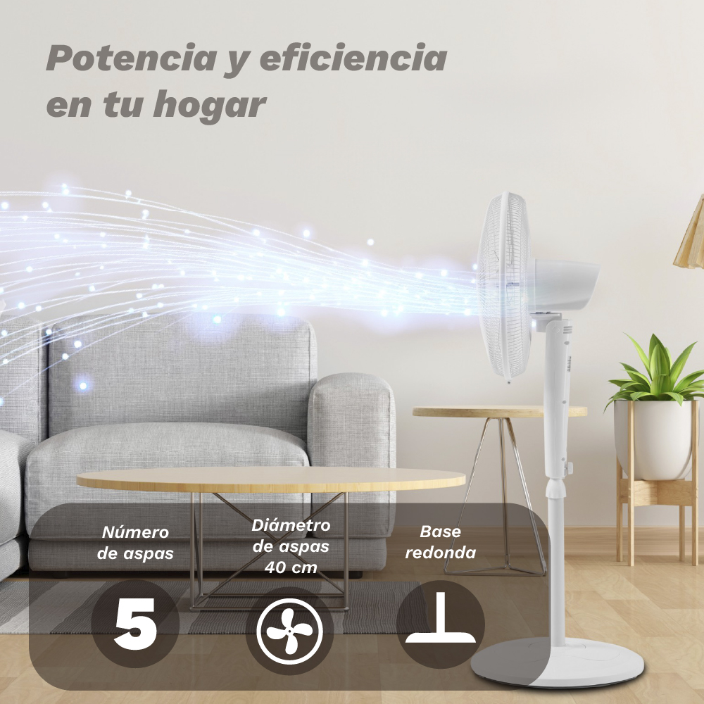 Un ventilador blanco de pie con 5 aspas está en una sala de estar.