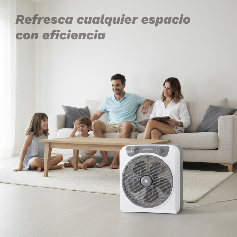 Una familia se relaja en una sala de estar con un ventilador delante.