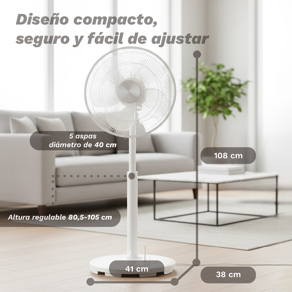 Un ventilatore da terra bianco a 5 pale, diametro 40cm, in un soggiorno.