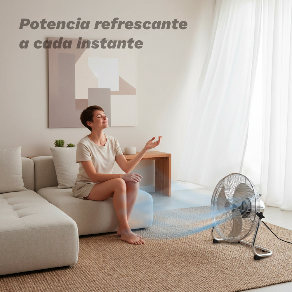 Una mujer sentada en un sofá disfruta del flujo de aire de un ventilador.