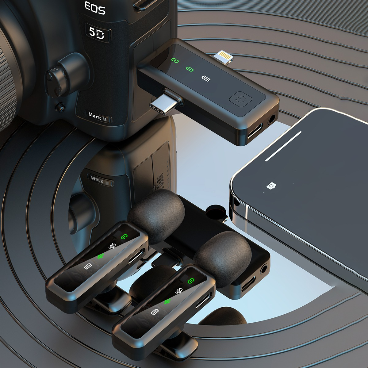 Czarny aparat z mikrofonami, smartfonem i donglem na odblaskowej powierzchni.