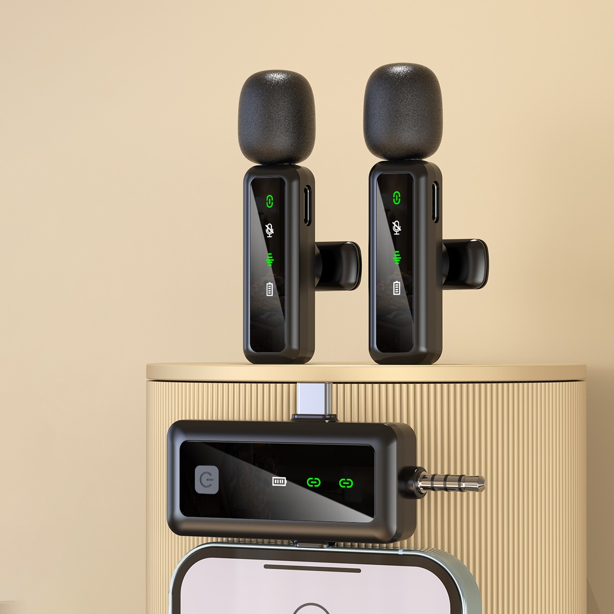 Dwa czarne mikrofony z piankowymi główkami stoją na stoliku nocnym.