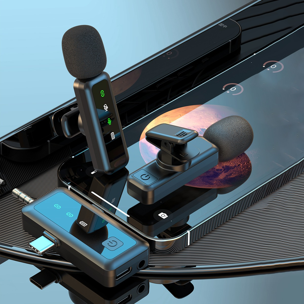 Trzy czarne mikrofony i odbiornik leżą na smartfonie.