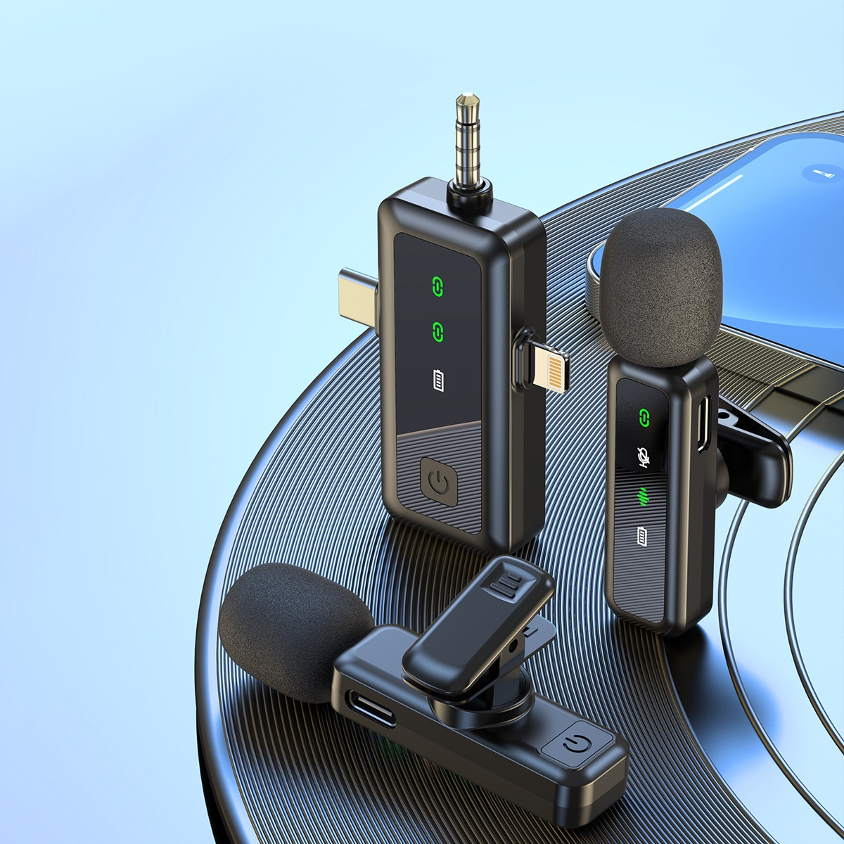 Trzy czarne mikrofony bezprzewodowe ze złączami i wskaźnikami ładowania na płycie.